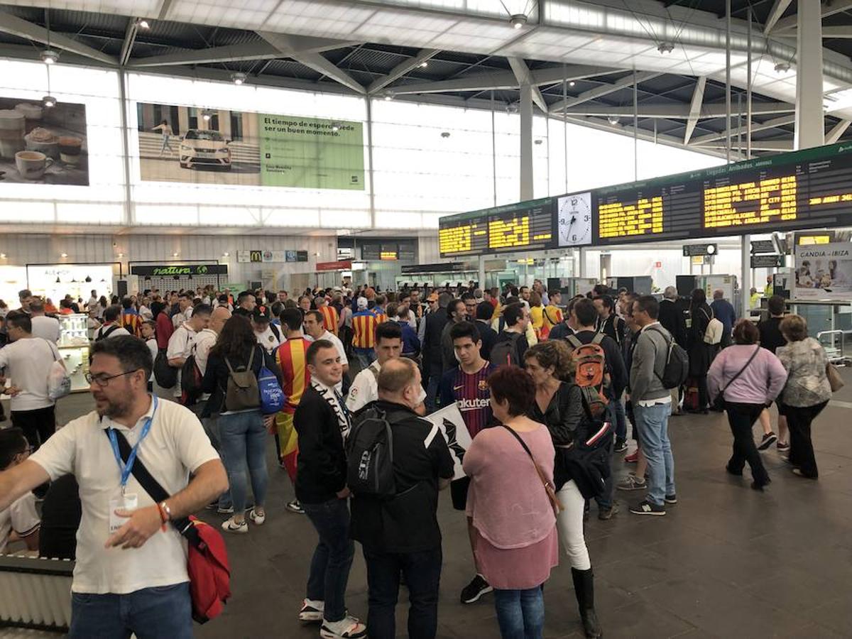 Cientos de aficionados del Valencia CF ya se encuentran en Sevilla preparándose para la final de Copa ante el Barcelona.