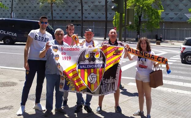 Un grupo de valencianistas junto al Villamarín.