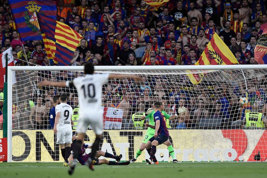 Estas son las mejores fotos del Barcelona-Valencia de Copa disputado en el Benito Villamarín