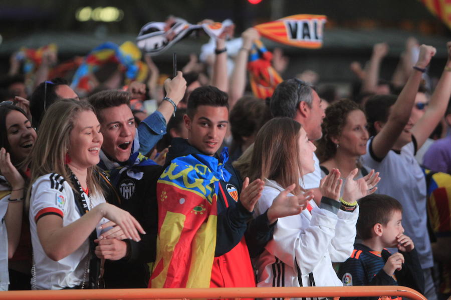 La afición del Valencia CF se concentra en la Plaza del Ayuntamiento y en la Fan Zone del antiguo cauce del Turia para vivir una final de Copa única en la ciudad.