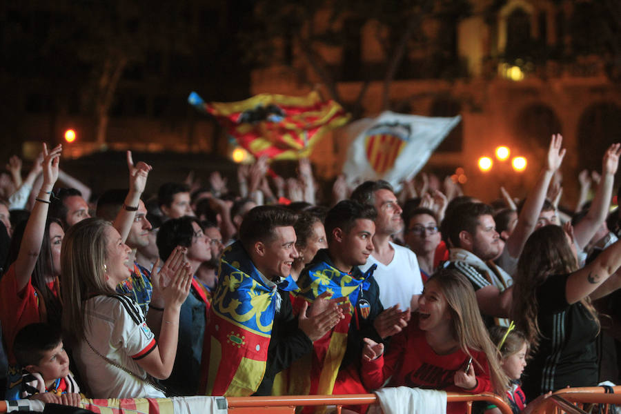 La afición del Valencia CF se concentra en la Plaza del Ayuntamiento y en la Fan Zone del antiguo cauce del Turia para vivir una final de Copa única en la ciudad.