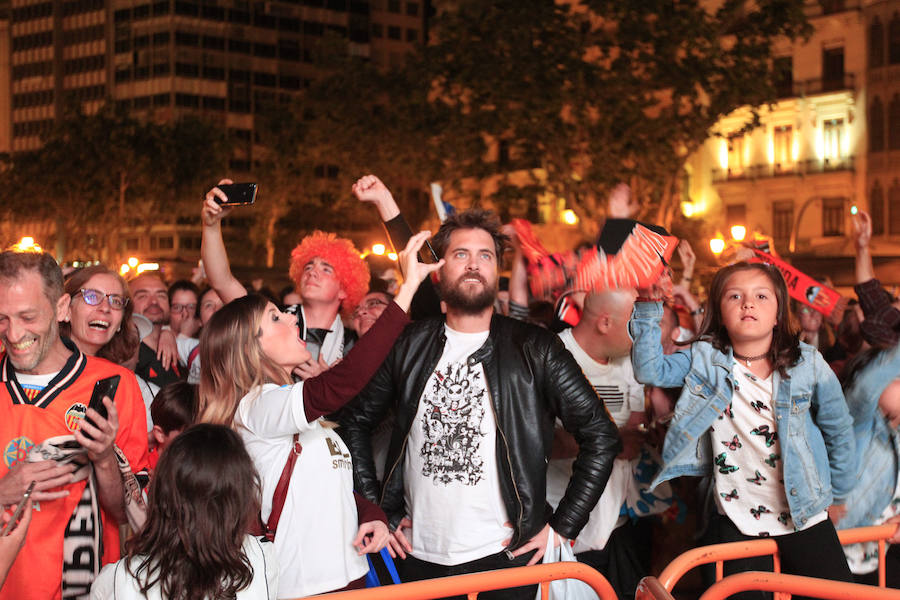 La afición del Valencia CF se concentra en la Plaza del Ayuntamiento y en la Fan Zone del antiguo cauce del Turia para vivir una final de Copa única en la ciudad.