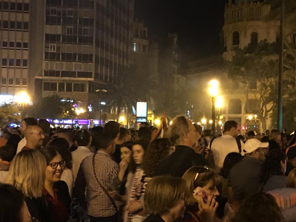 La afición del Valencia CF se concentra en la Plaza del Ayuntamiento y en la Fan Zone del antiguo cauce del Turia para vivir una final de Copa única en la ciudad.