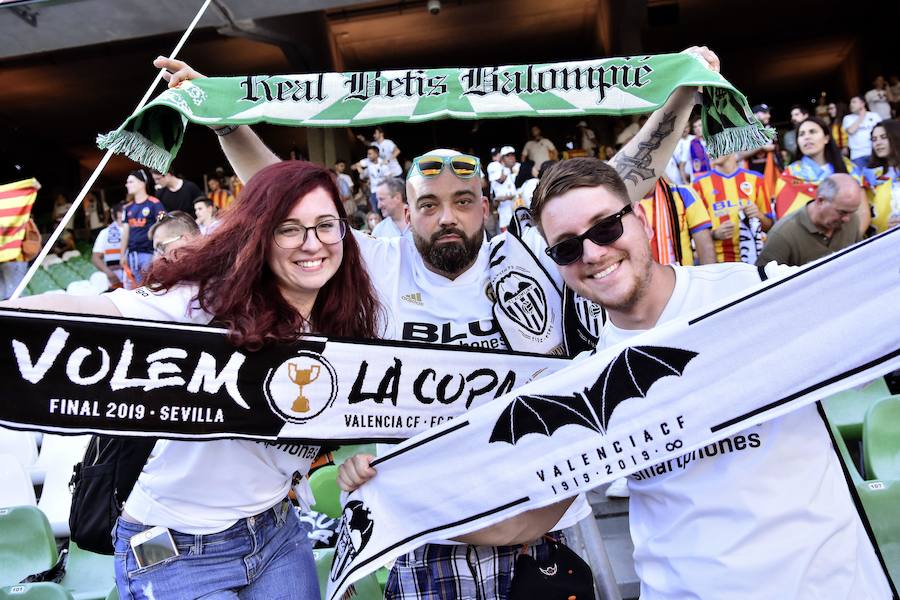 Cientos de aficionados del Valencia CF viven en Sevilla la magia de la Final de la Copa. El Benito Villamarín se llena de bandera blancas y negras valencianistas.