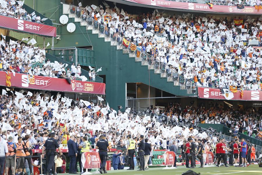 Cientos de aficionados del Valencia CF viven en Sevilla la magia de la Final de la Copa. El Benito Villamarín se llena de bandera blancas y negras valencianistas.