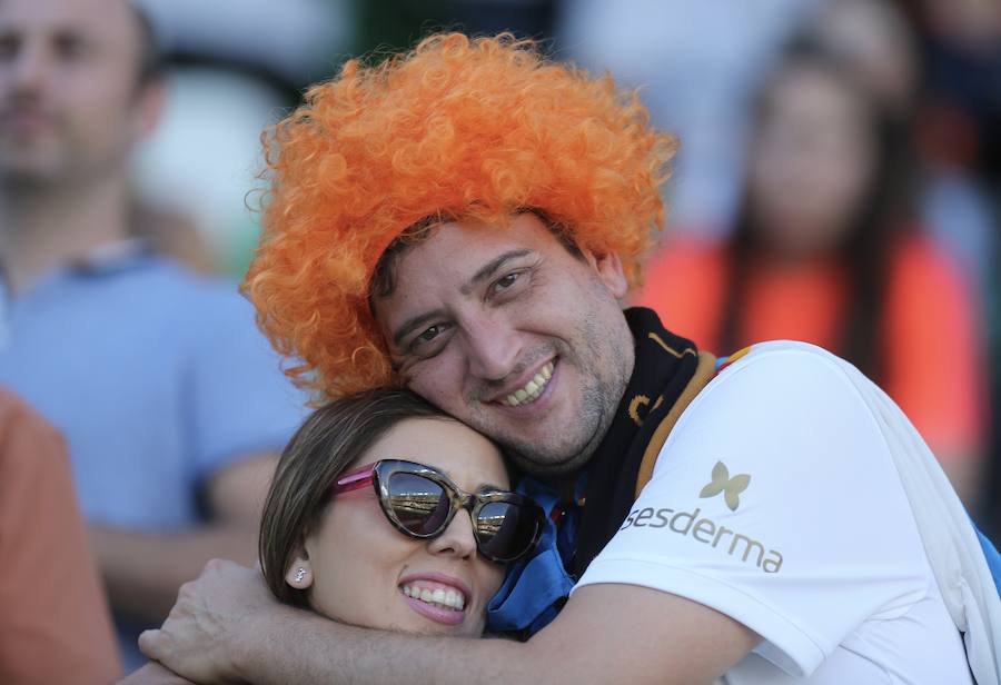 Cientos de aficionados del Valencia CF viven en Sevilla la magia de la Final de la Copa. El Benito Villamarín se llena de bandera blancas y negras valencianistas.