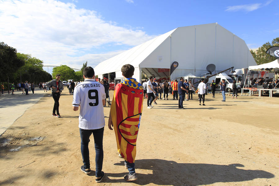 La afición del Valencia CF se concentra en la Plaza del Ayuntamiento y en la Fan Zone del antiguo cauce del Turia para vivir una final de Copa única en la ciudad.
