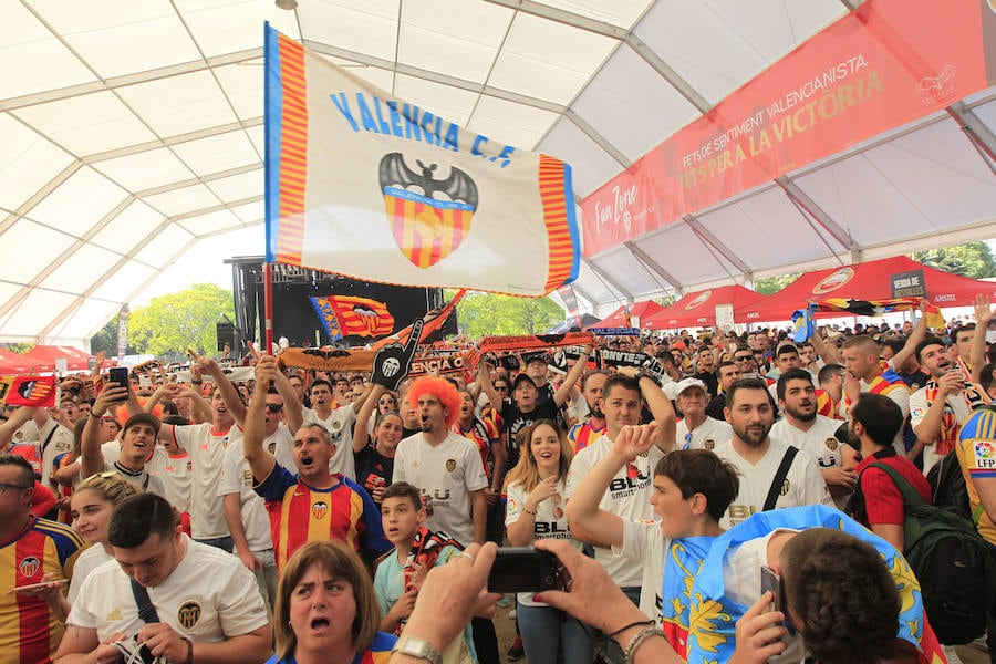 La afición del Valencia CF se concentra en la Plaza del Ayuntamiento y en la Fan Zone del antiguo cauce del Turia para vivir una final de Copa única en la ciudad.