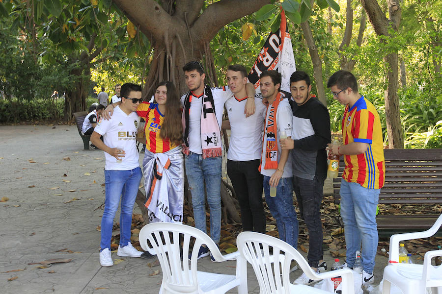 La afición del Valencia CF se concentra en la Plaza del Ayuntamiento y en la Fan Zone del antiguo cauce del Turia para vivir una final de Copa única en la ciudad.