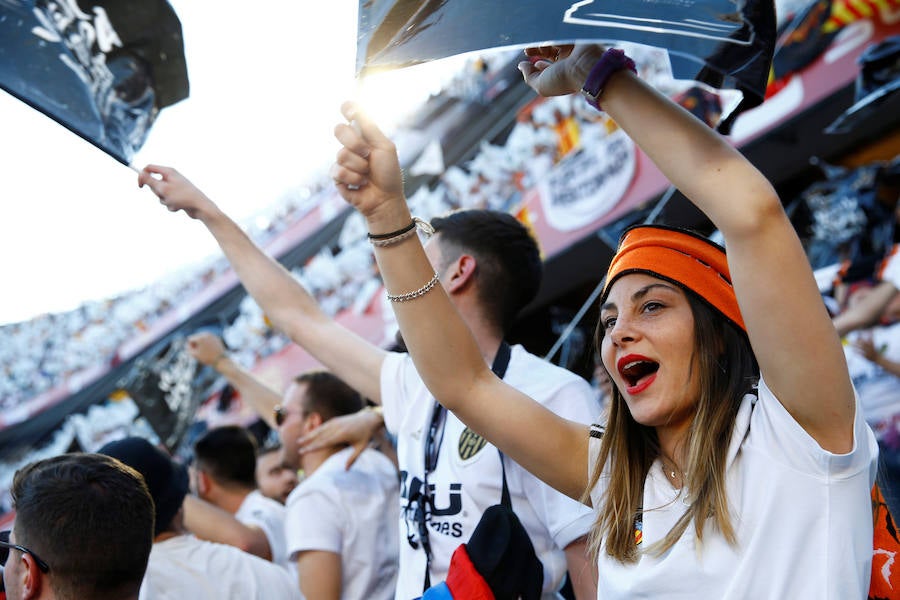 Las aficiones del Barcelona y del Valencia han puesto el colorido a la previa de la final de la Copa del Rey