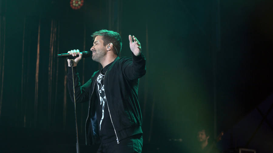 Estas son las fotos que deja el paso del cantante por el Auditorio La Marina de Valencia