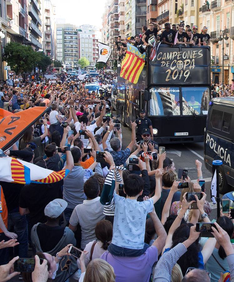 Así ha sido la llegada del avión al aeropuerto de Valencia y el recorrido del autobús descapotable hacia Mestalla con los jugadores y la Copa del Rey