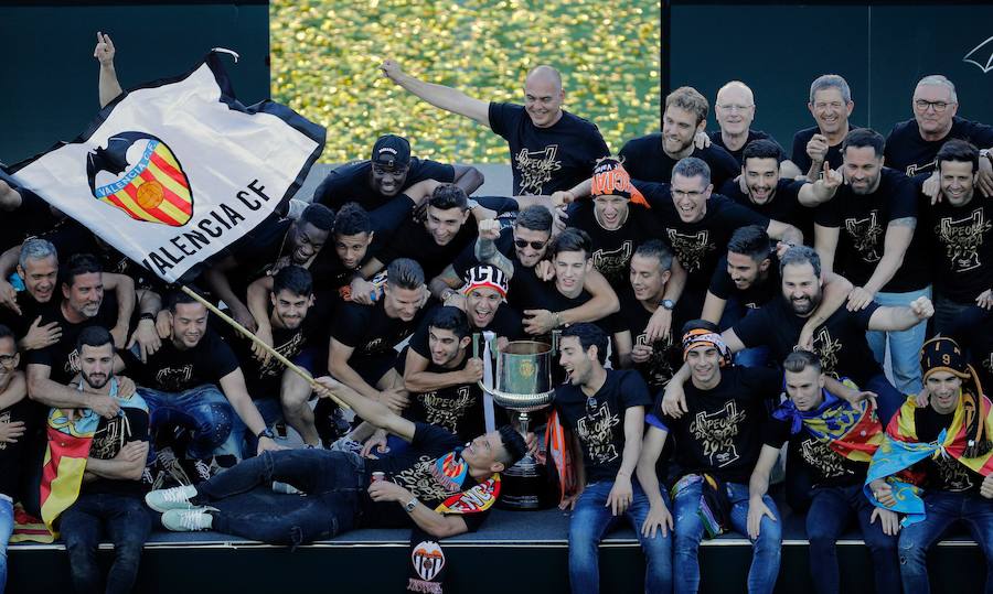 Así ha sido la llegada del avión al aeropuerto de Valencia y el recorrido del autobús descapotable hacia Mestalla con los jugadores y la Copa del Rey