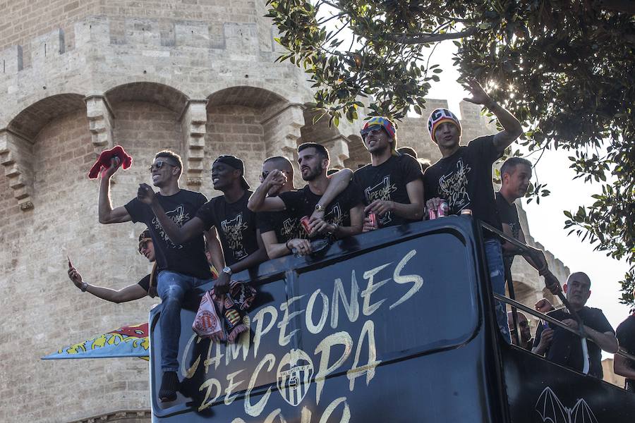 Así ha sido la llegada del avión al aeropuerto de Valencia y el recorrido del autobús descapotable hacia Mestalla con los jugadores y la Copa del Rey