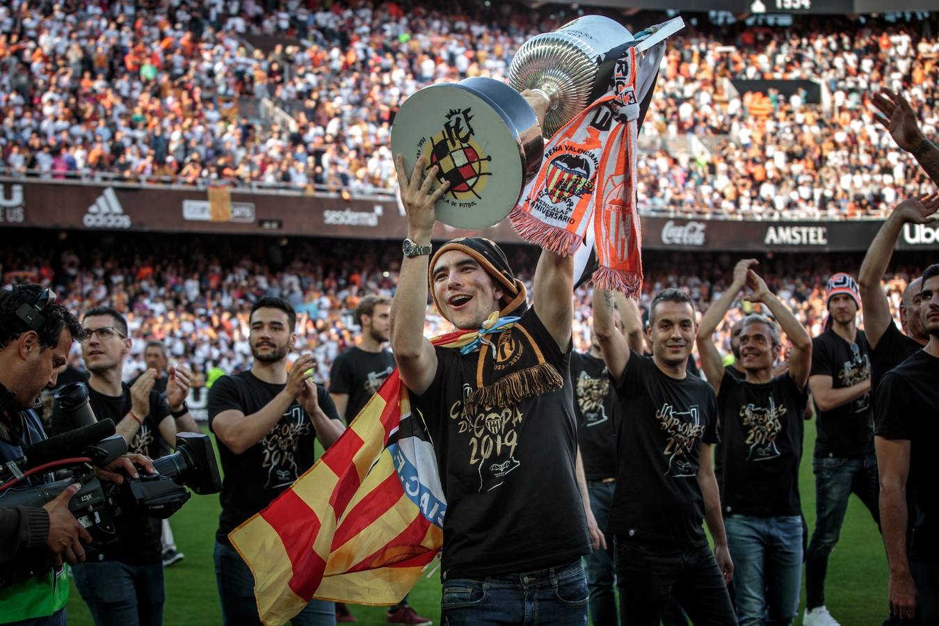 Así ha sido la llegada del avión al aeropuerto de Valencia y el recorrido del autobús descapotable hacia Mestalla con los jugadores y la Copa del Rey