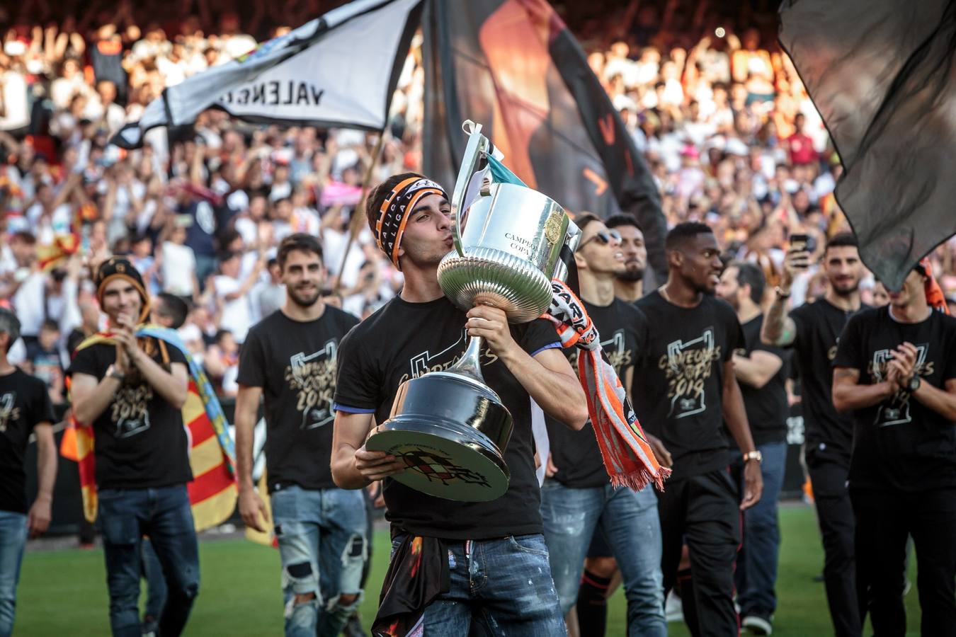 Así ha sido la llegada del avión al aeropuerto de Valencia y el recorrido del autobús descapotable hacia Mestalla con los jugadores y la Copa del Rey