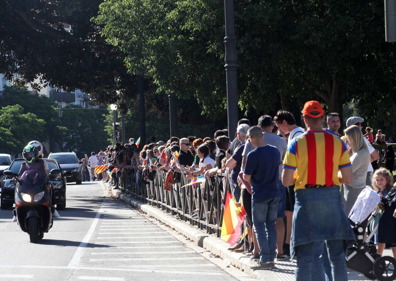 Así ha sido la llegada del avión al aeropuerto de Valencia y el recorrido del autobús descapotable hacia Mestalla con los jugadores y la Copa del Rey