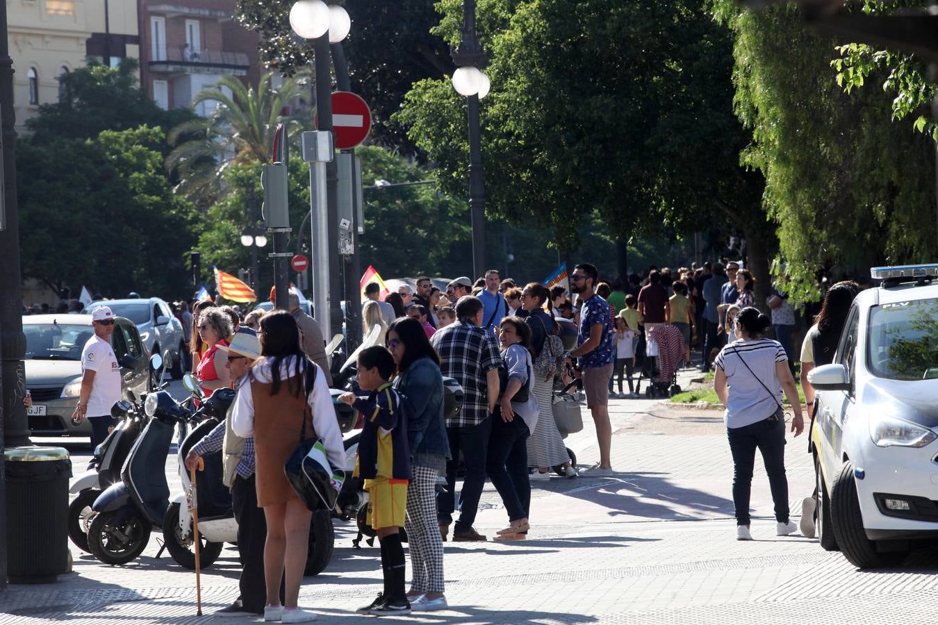 Así ha sido la llegada del avión al aeropuerto de Valencia y el recorrido del autobús descapotable hacia Mestalla con los jugadores y la Copa del Rey