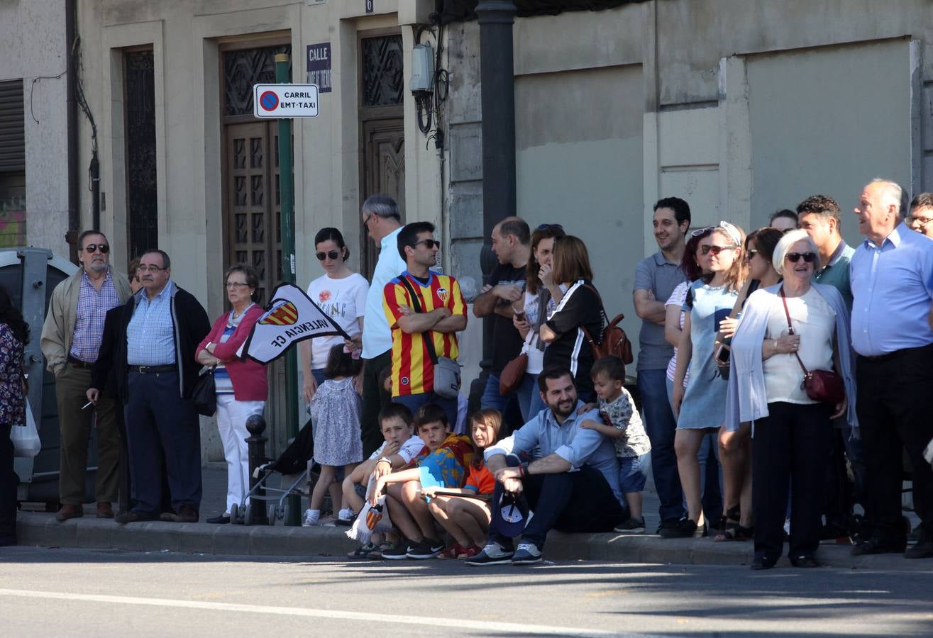 Así ha sido la llegada del avión al aeropuerto de Valencia y el recorrido del autobús descapotable hacia Mestalla con los jugadores y la Copa del Rey