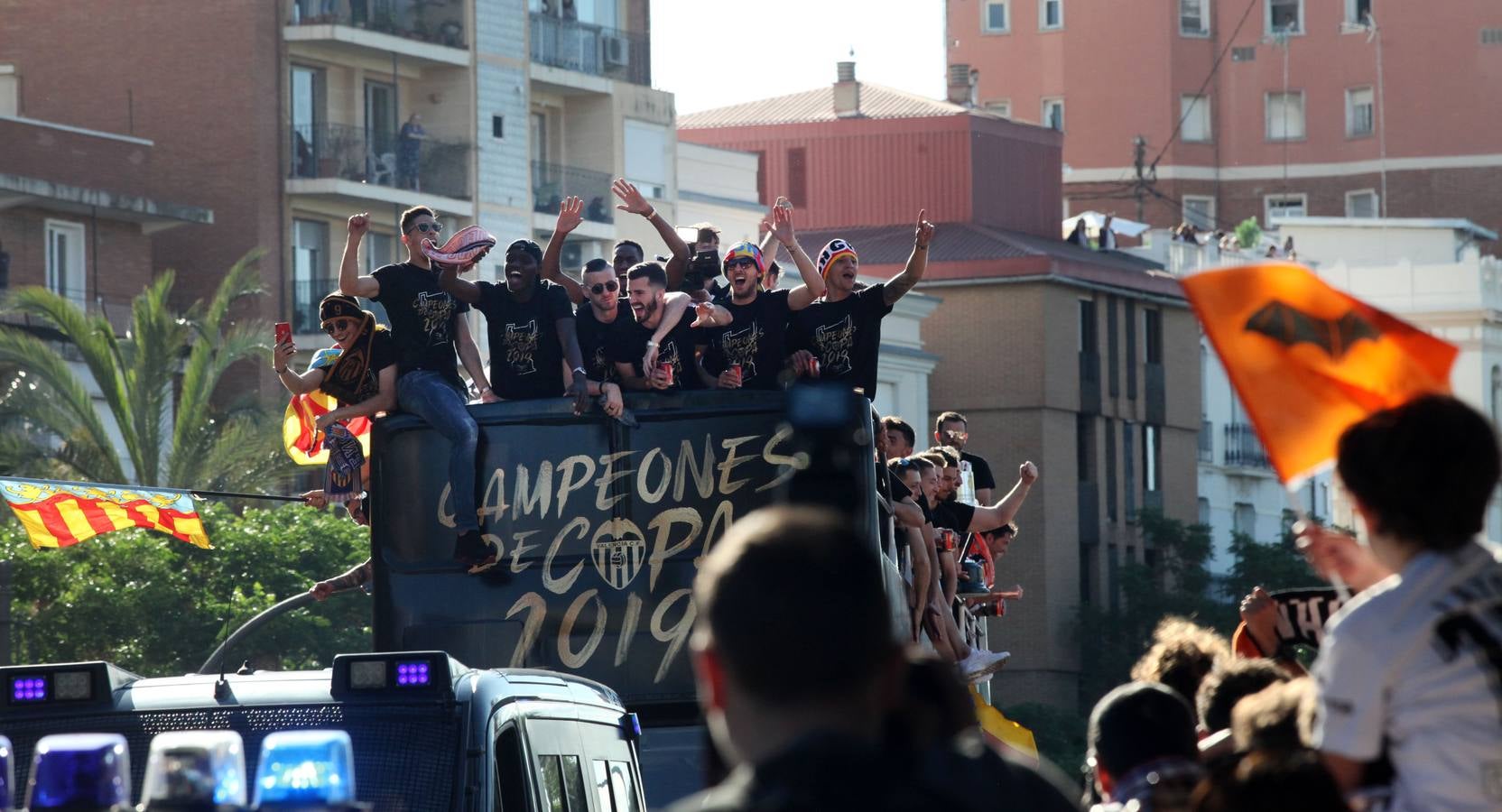 Así ha sido la llegada del avión al aeropuerto de Valencia y el recorrido del autobús descapotable hacia Mestalla con los jugadores y la Copa del Rey