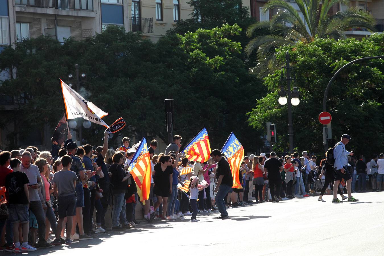 Así ha sido la llegada del avión al aeropuerto de Valencia y el recorrido del autobús descapotable hacia Mestalla con los jugadores y la Copa del Rey