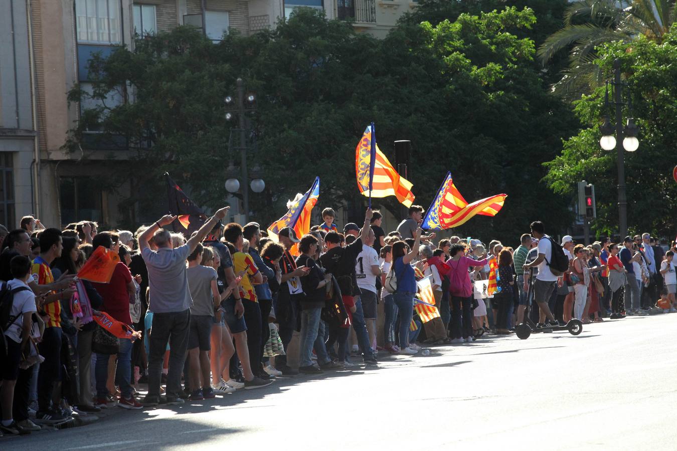 Así ha sido la llegada del avión al aeropuerto de Valencia y el recorrido del autobús descapotable hacia Mestalla con los jugadores y la Copa del Rey