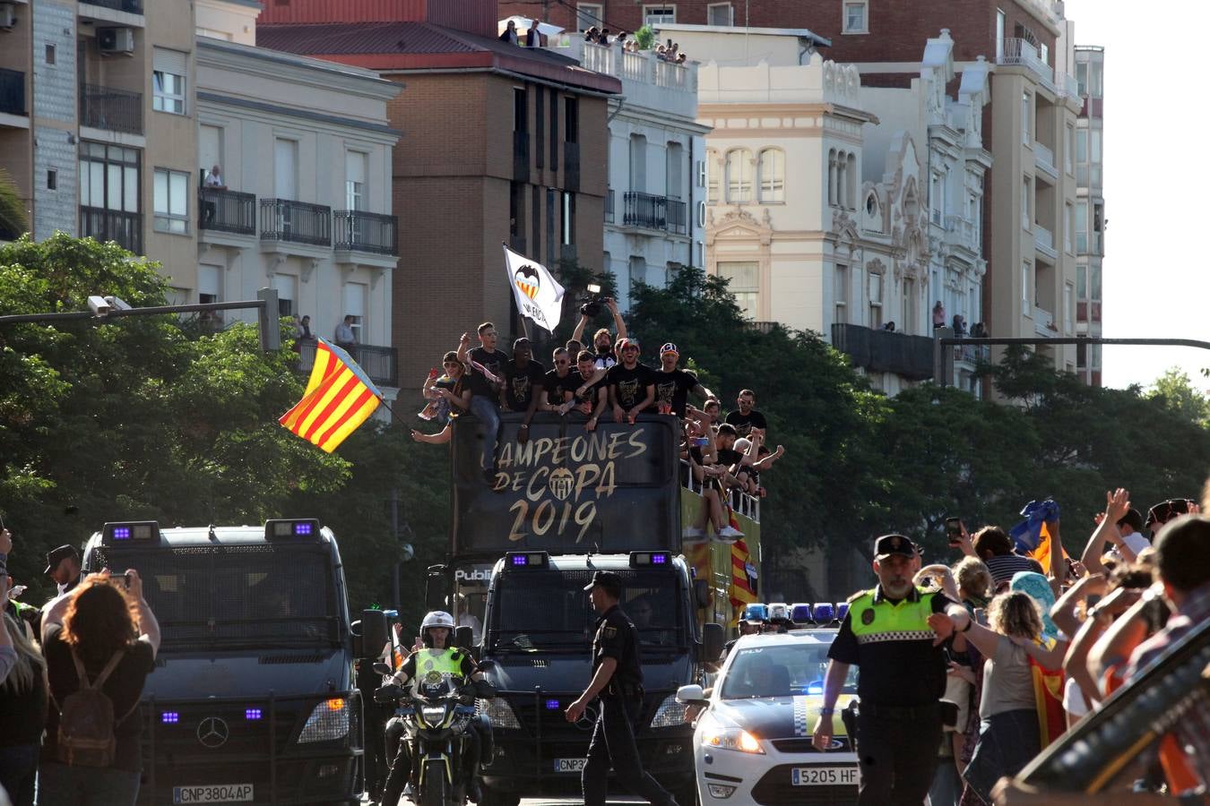 Así ha sido la llegada del avión al aeropuerto de Valencia y el recorrido del autobús descapotable hacia Mestalla con los jugadores y la Copa del Rey