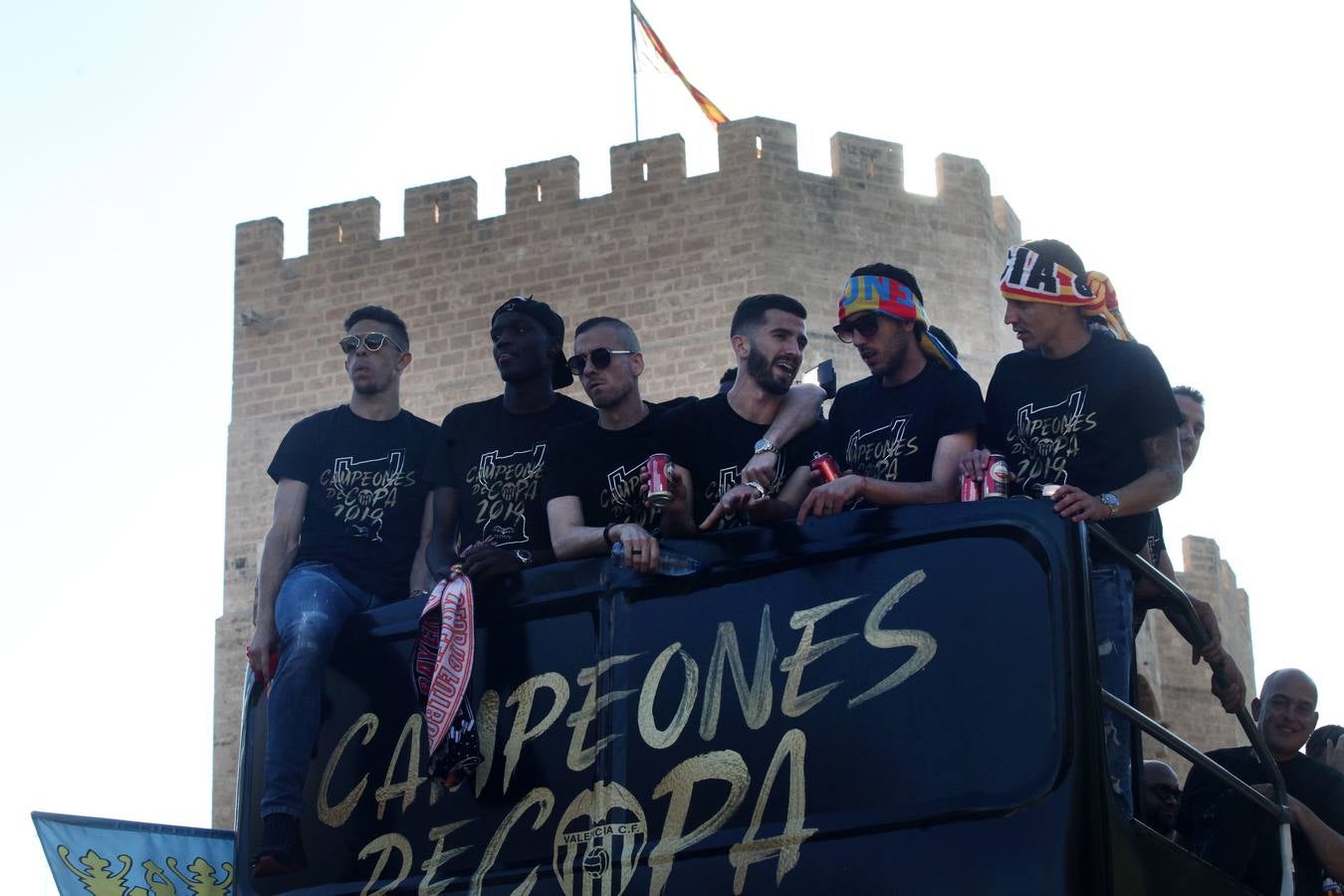 Así ha sido la llegada del avión al aeropuerto de Valencia y el recorrido del autobús descapotable hacia Mestalla con los jugadores y la Copa del Rey