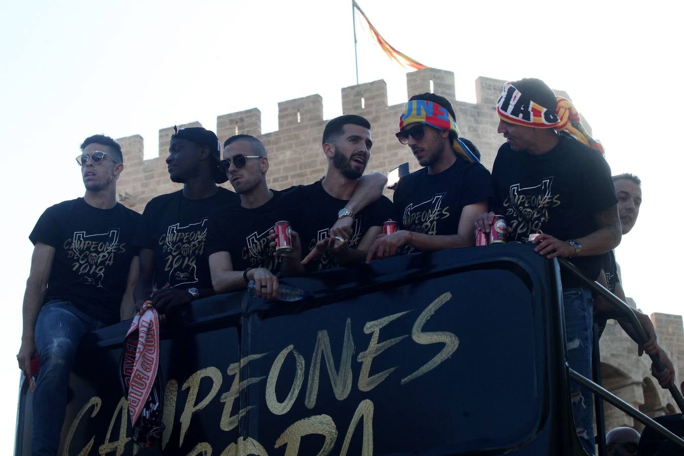 Así ha sido la llegada del avión al aeropuerto de Valencia y el recorrido del autobús descapotable hacia Mestalla con los jugadores y la Copa del Rey