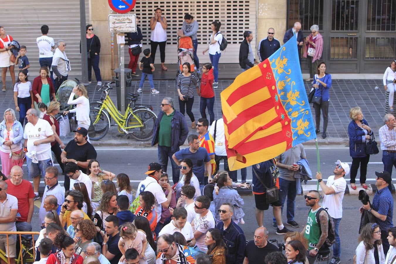 Así ha sido la llegada del avión al aeropuerto de Valencia y el recorrido del autobús descapotable hacia Mestalla con los jugadores y la Copa del Rey