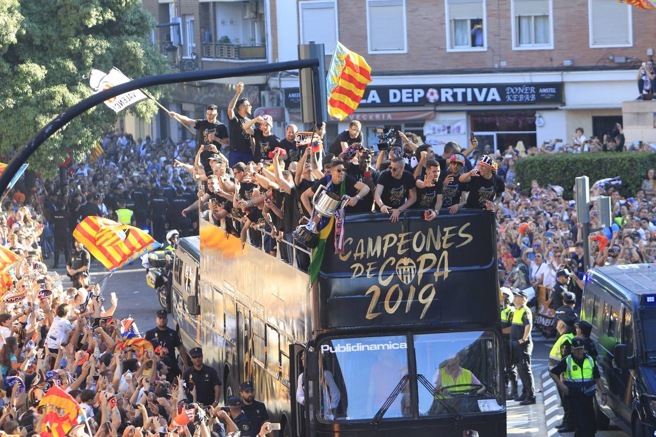 Así ha sido la llegada del avión al aeropuerto de Valencia y el recorrido del autobús descapotable hacia Mestalla con los jugadores y la Copa del Rey