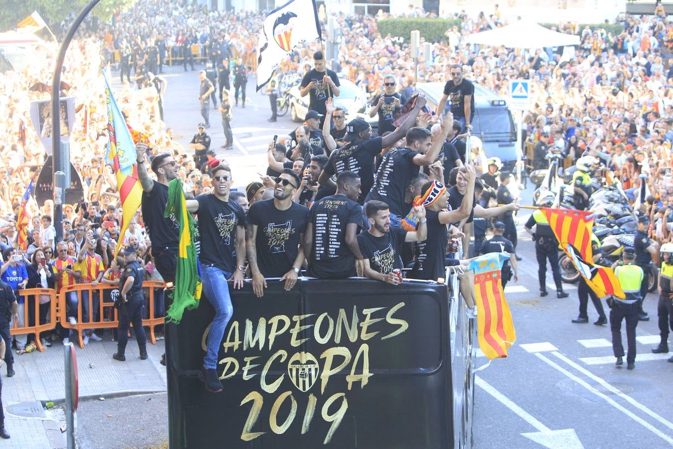 Así ha sido la llegada del avión al aeropuerto de Valencia y el recorrido del autobús descapotable hacia Mestalla con los jugadores y la Copa del Rey