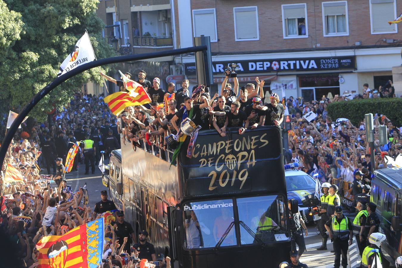 Así ha sido la llegada del avión al aeropuerto de Valencia y el recorrido del autobús descapotable hacia Mestalla con los jugadores y la Copa del Rey