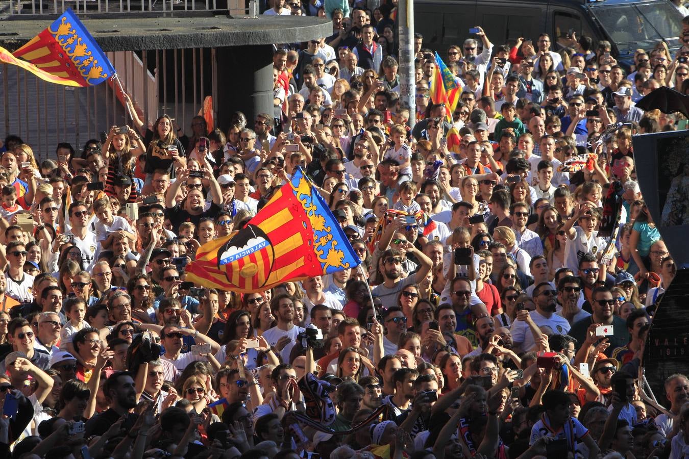 Así ha sido la llegada del avión al aeropuerto de Valencia y el recorrido del autobús descapotable hacia Mestalla con los jugadores y la Copa del Rey