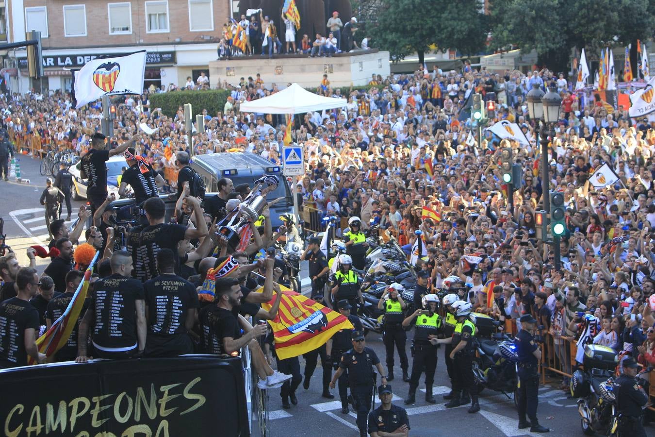 Así ha sido la llegada del avión al aeropuerto de Valencia y el recorrido del autobús descapotable hacia Mestalla con los jugadores y la Copa del Rey