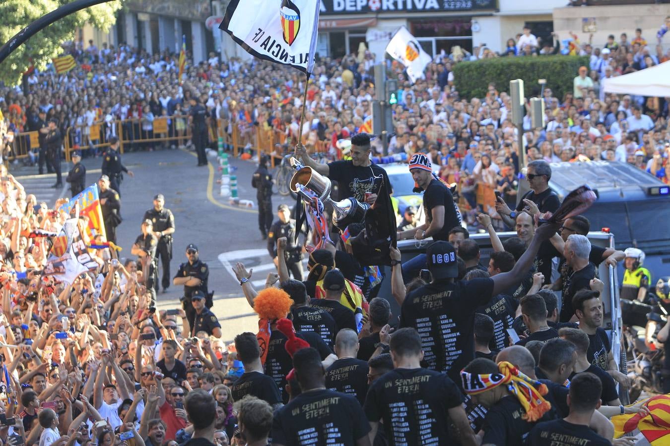 Así ha sido la llegada del avión al aeropuerto de Valencia y el recorrido del autobús descapotable hacia Mestalla con los jugadores y la Copa del Rey