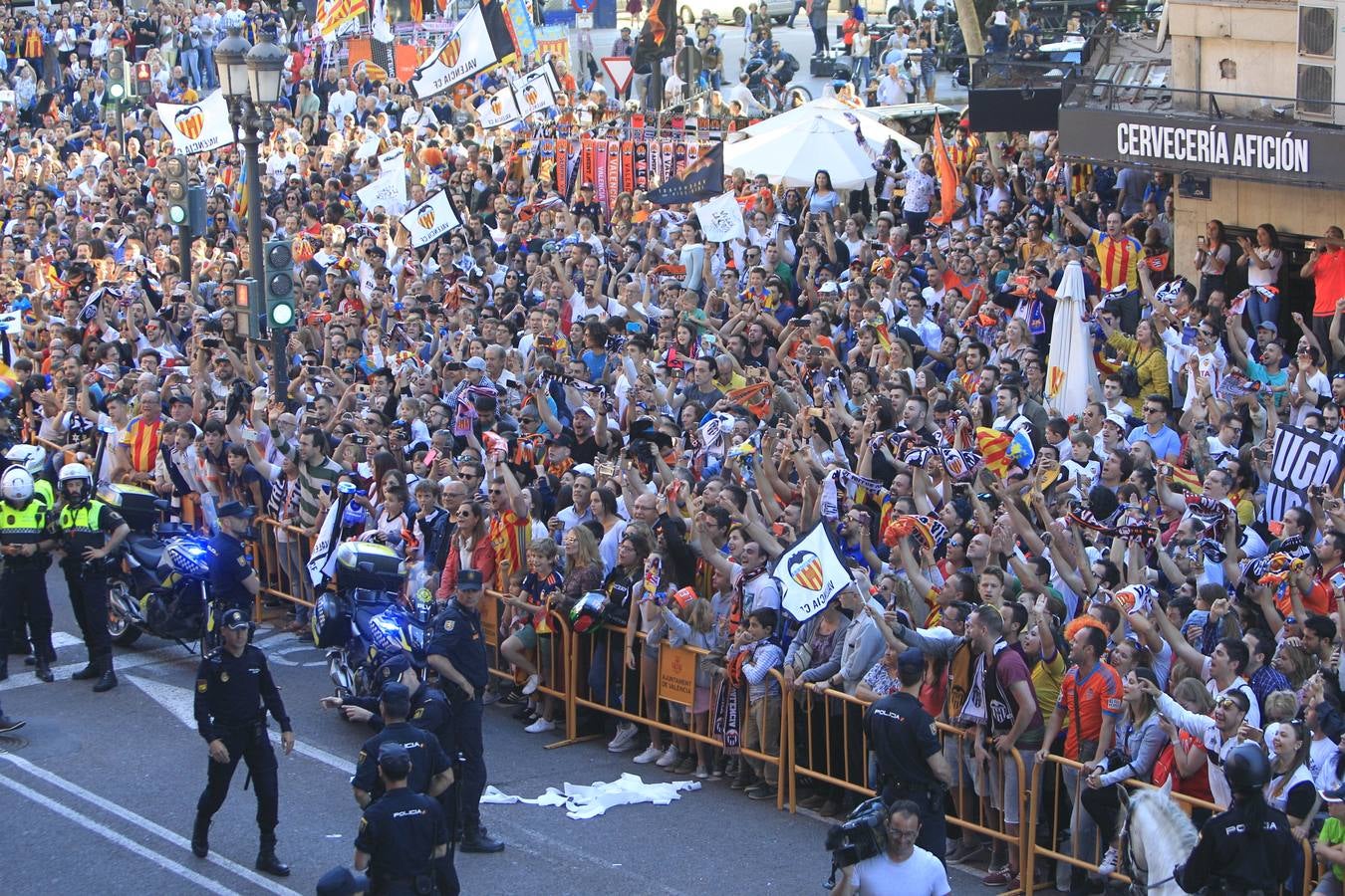 Así ha sido la llegada del avión al aeropuerto de Valencia y el recorrido del autobús descapotable hacia Mestalla con los jugadores y la Copa del Rey