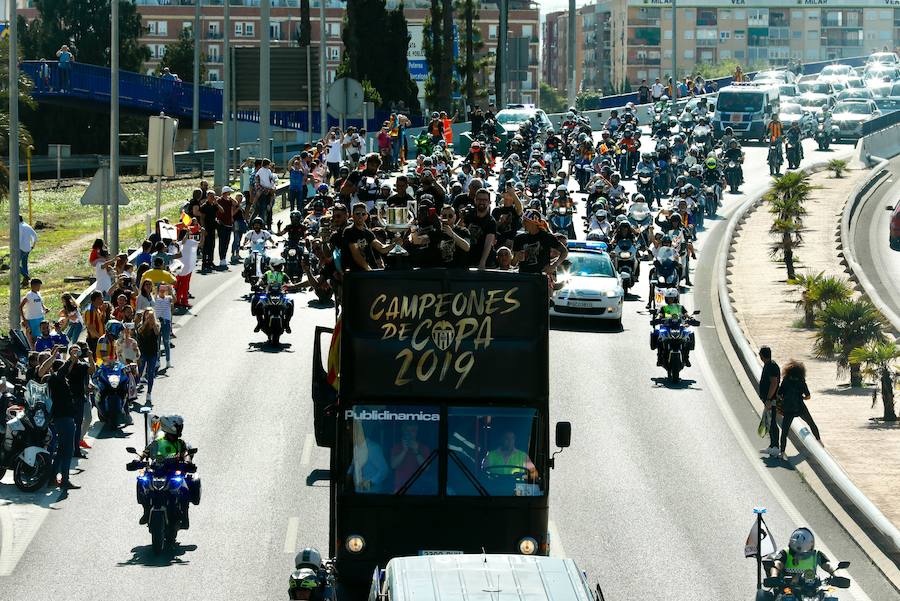 Así ha sido la llegada del avión al aeropuerto de Valencia y el recorrido del autobús descapotable hacia Mestalla con los jugadores y la Copa del Rey