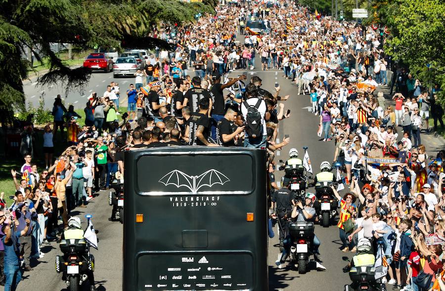 Así ha sido la llegada del avión al aeropuerto de Valencia y el recorrido del autobús descapotable hacia Mestalla con los jugadores y la Copa del Rey