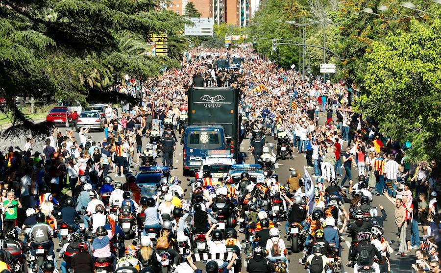 Así ha sido la llegada del avión al aeropuerto de Valencia y el recorrido del autobús descapotable hacia Mestalla con los jugadores y la Copa del Rey