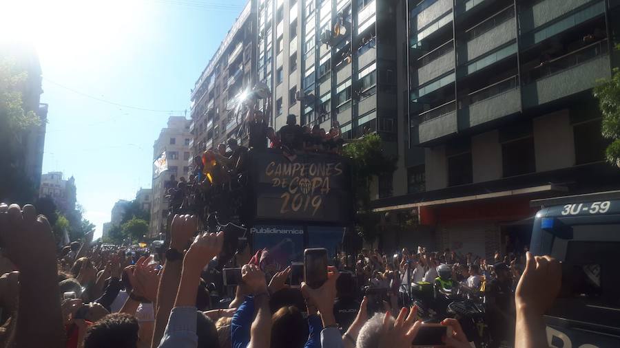 Así ha sido la llegada del avión al aeropuerto de Valencia y el recorrido del autobús descapotable hacia Mestalla con los jugadores y la Copa del Rey