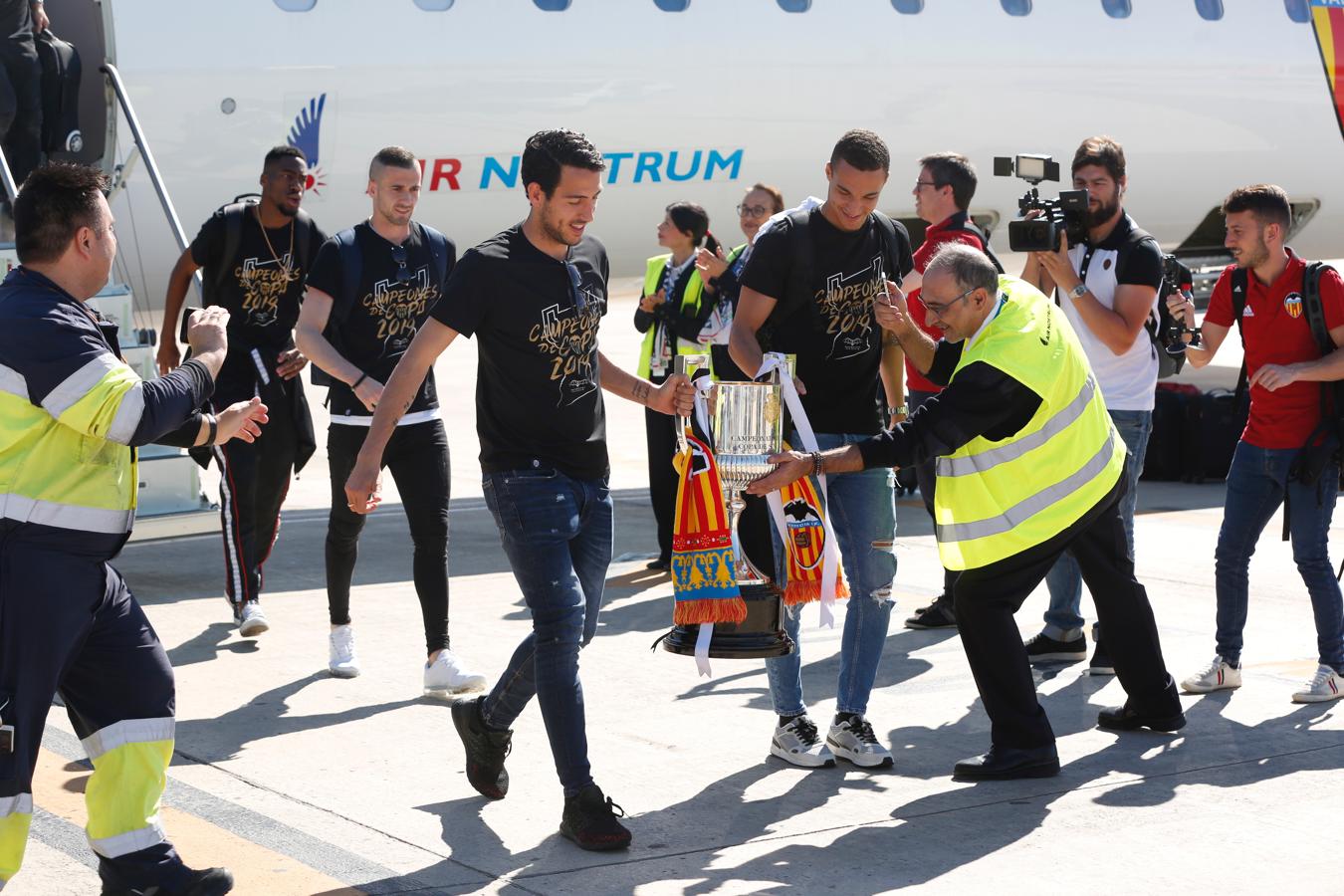 Así ha sido la llegada del avión al aeropuerto de Valencia y el recorrido del autobús descapotable hacia Mestalla con los jugadores y la Copa del Rey