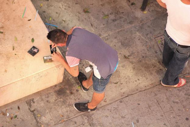 Un hombre prepara unas rayas de cocaína en una calle de Valencia. 