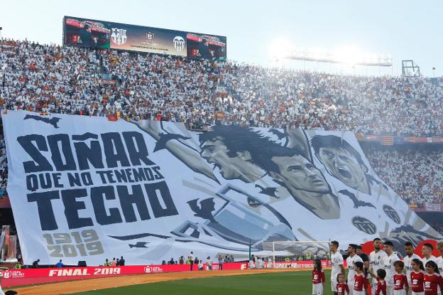 Aliento. La afición llevo al Valencia en volandas. Antes del partido, un espectacular tifo decoró la grada.