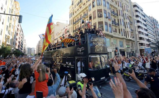 El autobús del Valencia, en su llegada ayer a Mestalla. 