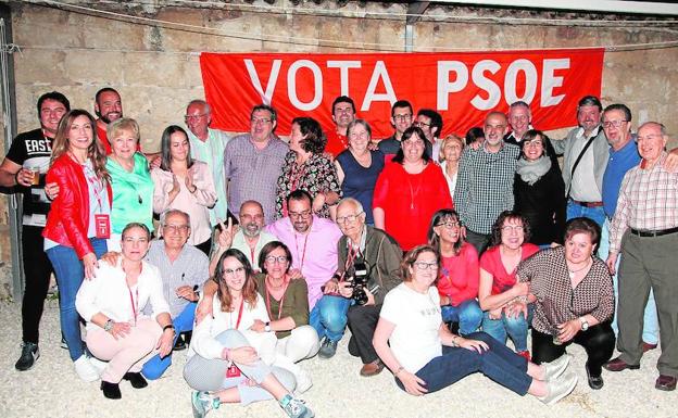 Vicent Grimalt, con sus compañeros socialistas, tras celebrar el triunfo histórico en Dénia.