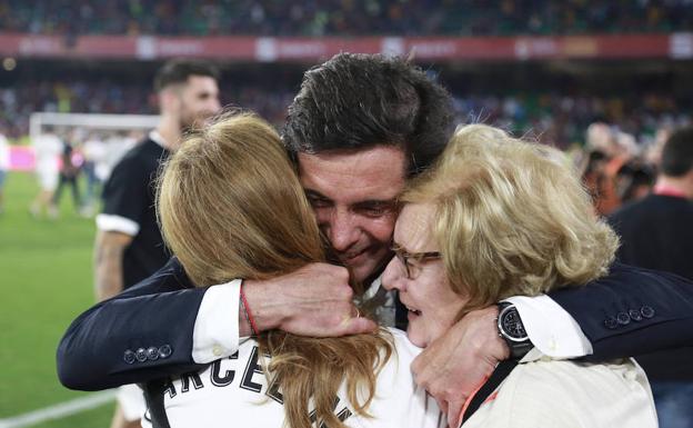 Marcelino, en familia. El técnico del Valencia abraza a su madre y a su mujer tras el encuentro.