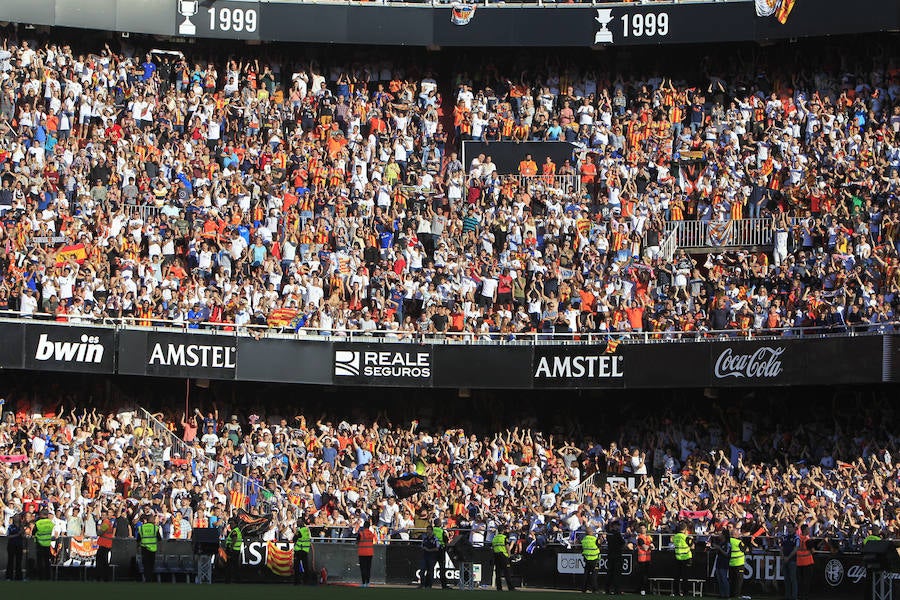 Así ha sido la llegada del avión al aeropuerto de Valencia y el recorrido del autobús descapotable hacia Mestalla con los jugadores y la Copa del Rey