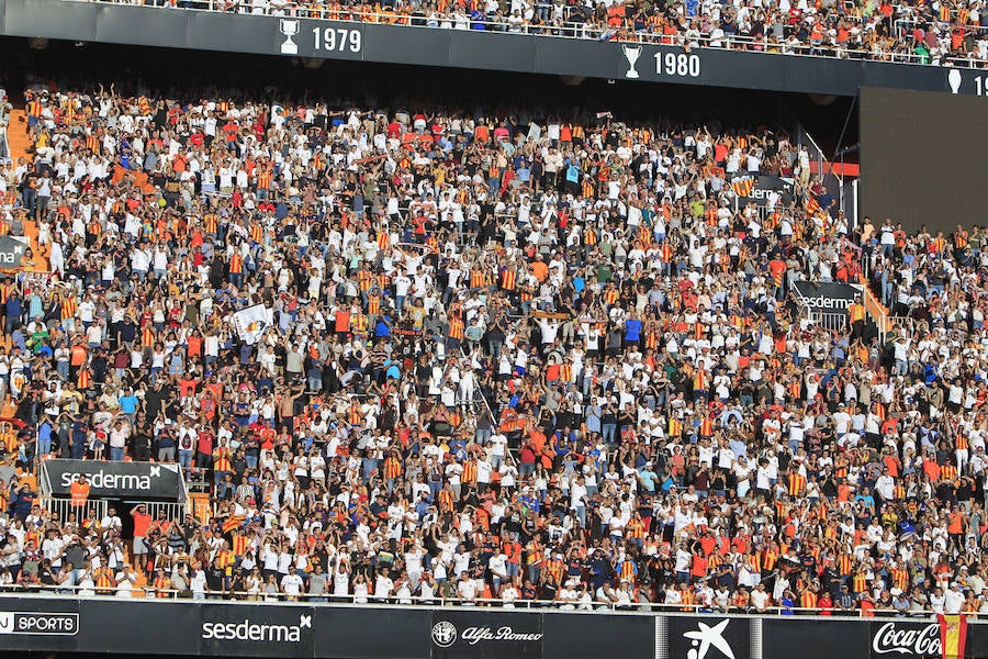 Así ha sido la llegada del avión al aeropuerto de Valencia y el recorrido del autobús descapotable hacia Mestalla con los jugadores y la Copa del Rey