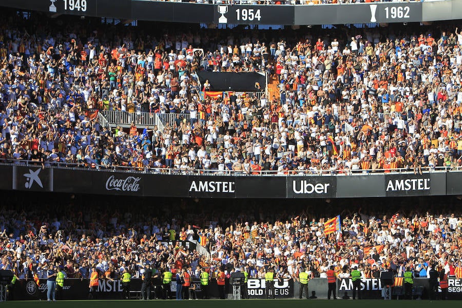 Así ha sido la llegada del avión al aeropuerto de Valencia y el recorrido del autobús descapotable hacia Mestalla con los jugadores y la Copa del Rey